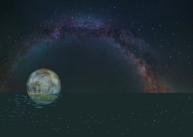 Gläserne Kugel in der Nacht